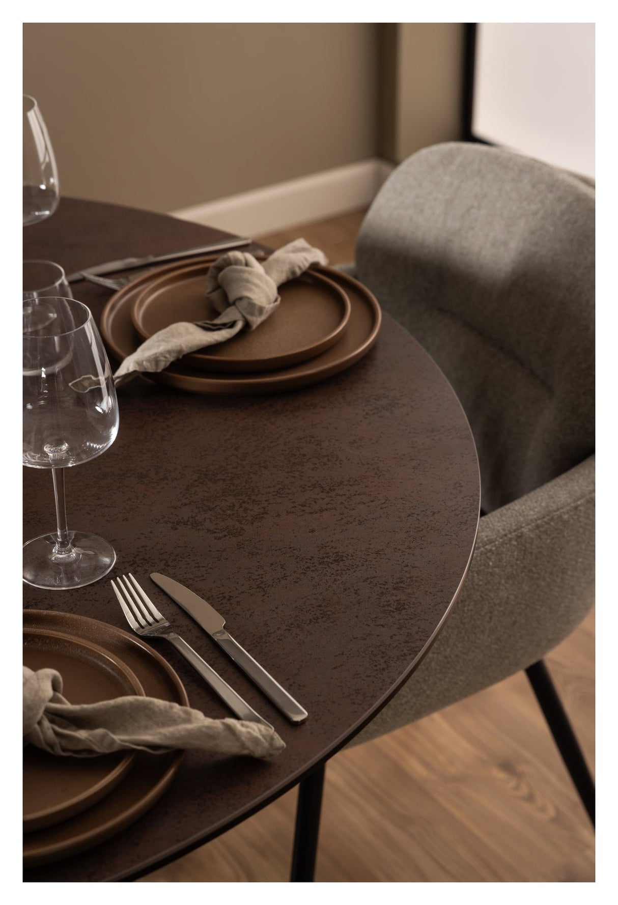 Heaven, dining table Ø119 - brown