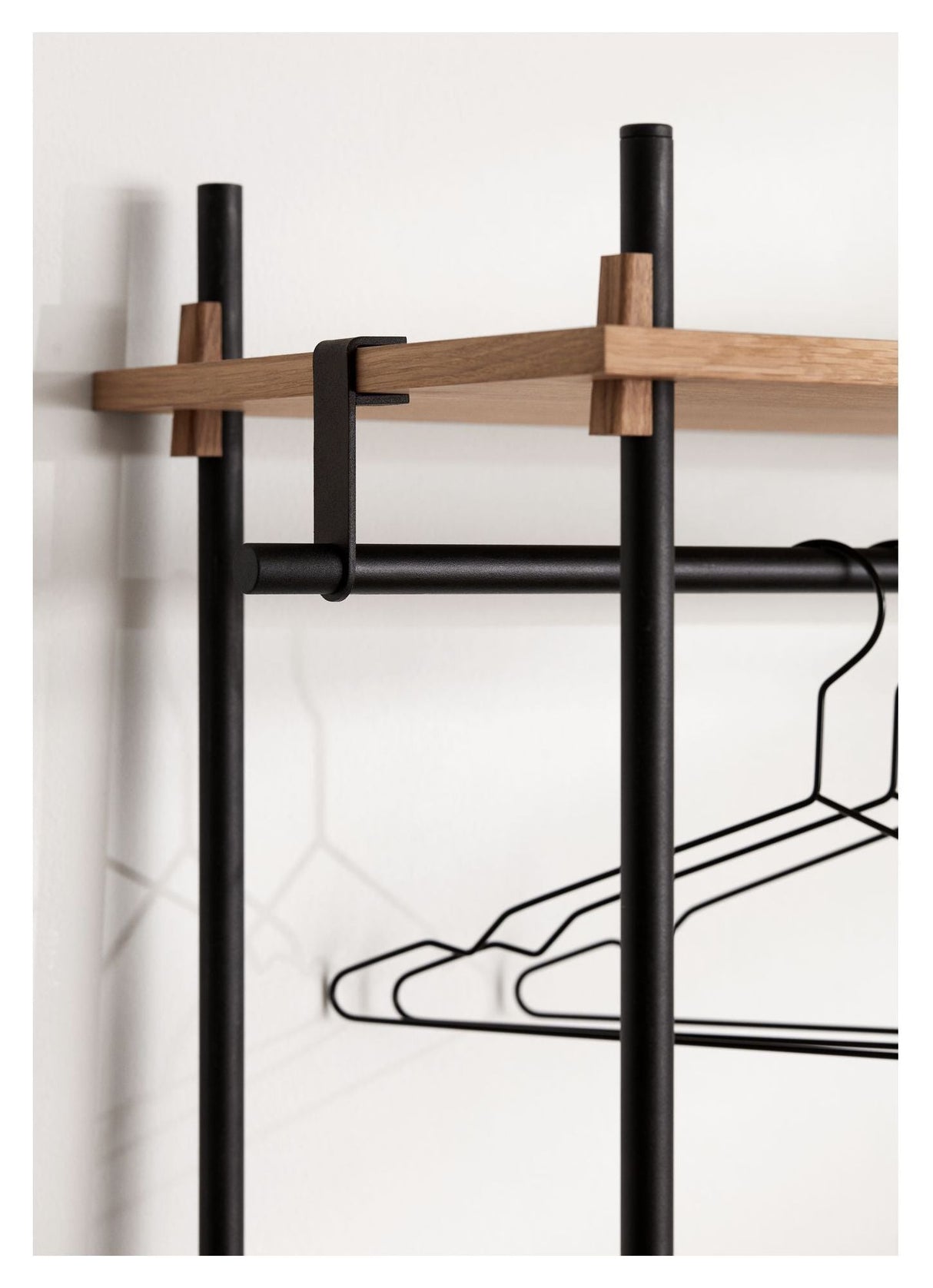 Shelving System w. shackle bar, 1 bay, 4 shelves, H:200, Oak/Black