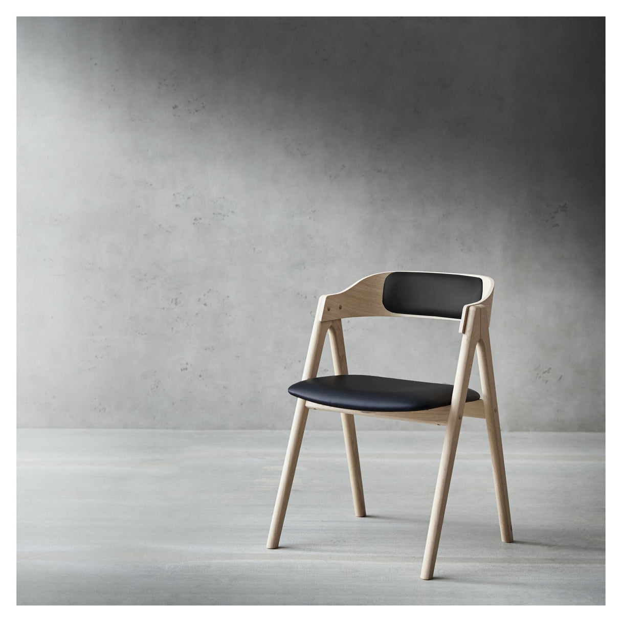 Mette dining chair, oak/white oil Sydney black leather m/p.ryg