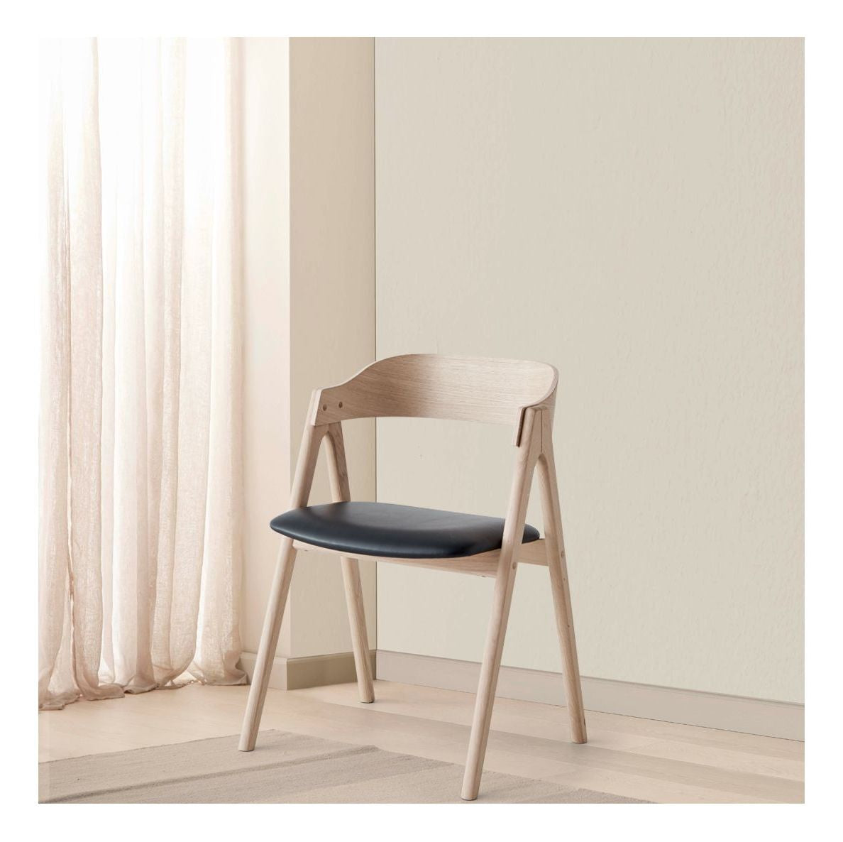 Mette dining chair, oak/white oil Sydney black leather, wooden back