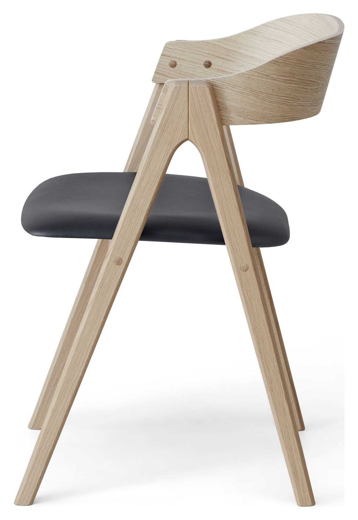 Mette dining chair, oak/white oil Sydney black leather, wooden back