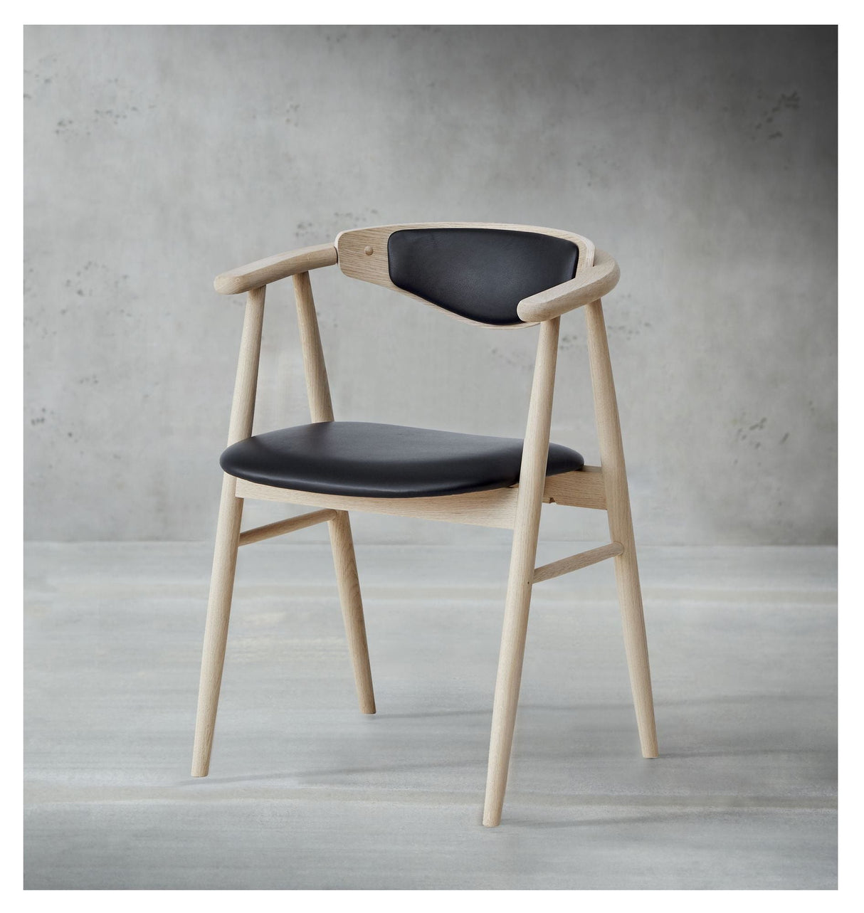 Tradition dining chair, oak/white oil Sydney black leather m/p.ryg