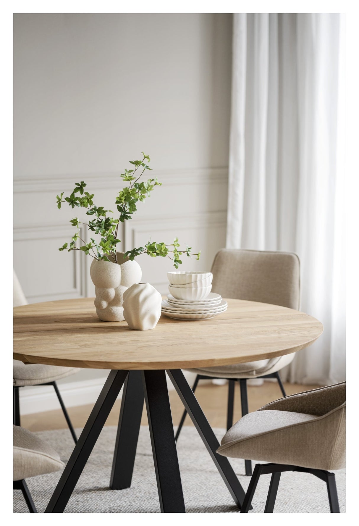 Carradale, dining table Ø130 - oak