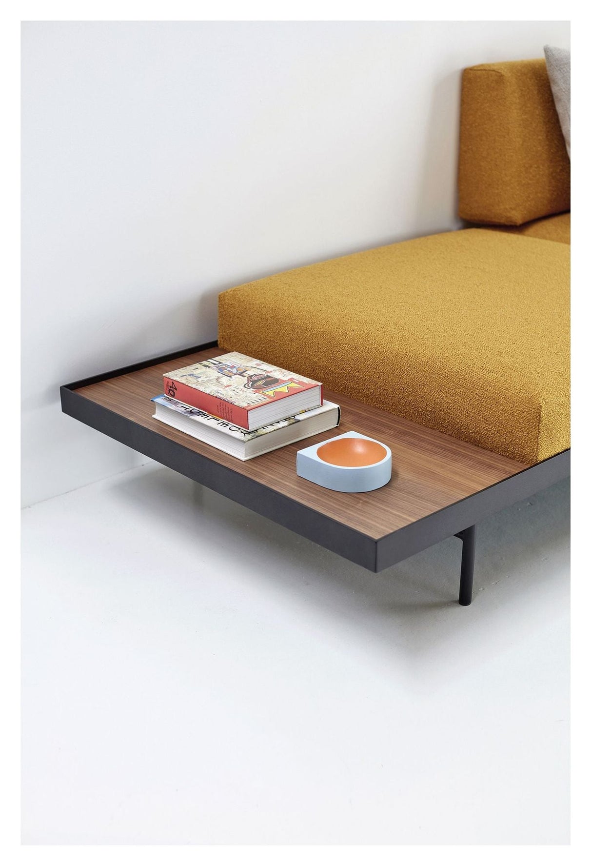 Puri Daybed with walnut table, Bouclé/Ochre