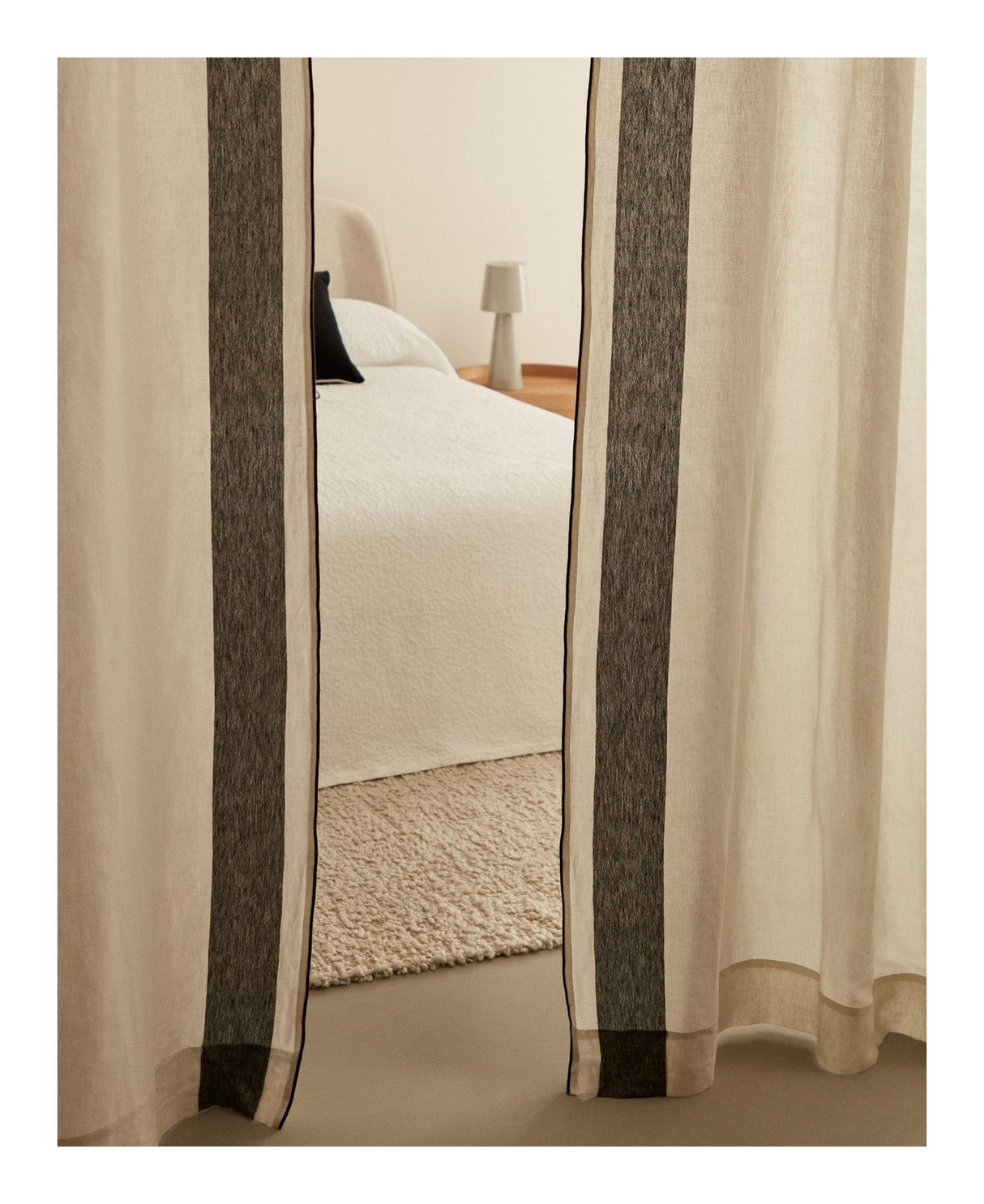 Maileth Curtain with black side stripe, White Linen/Cotton