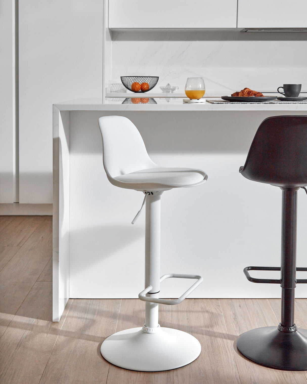 Orlando-T Bar stool, White synthetic leather and matte white steel