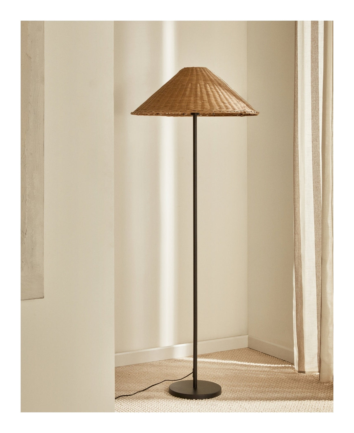 Urania Floor lamp with black finish, Rattan and metal