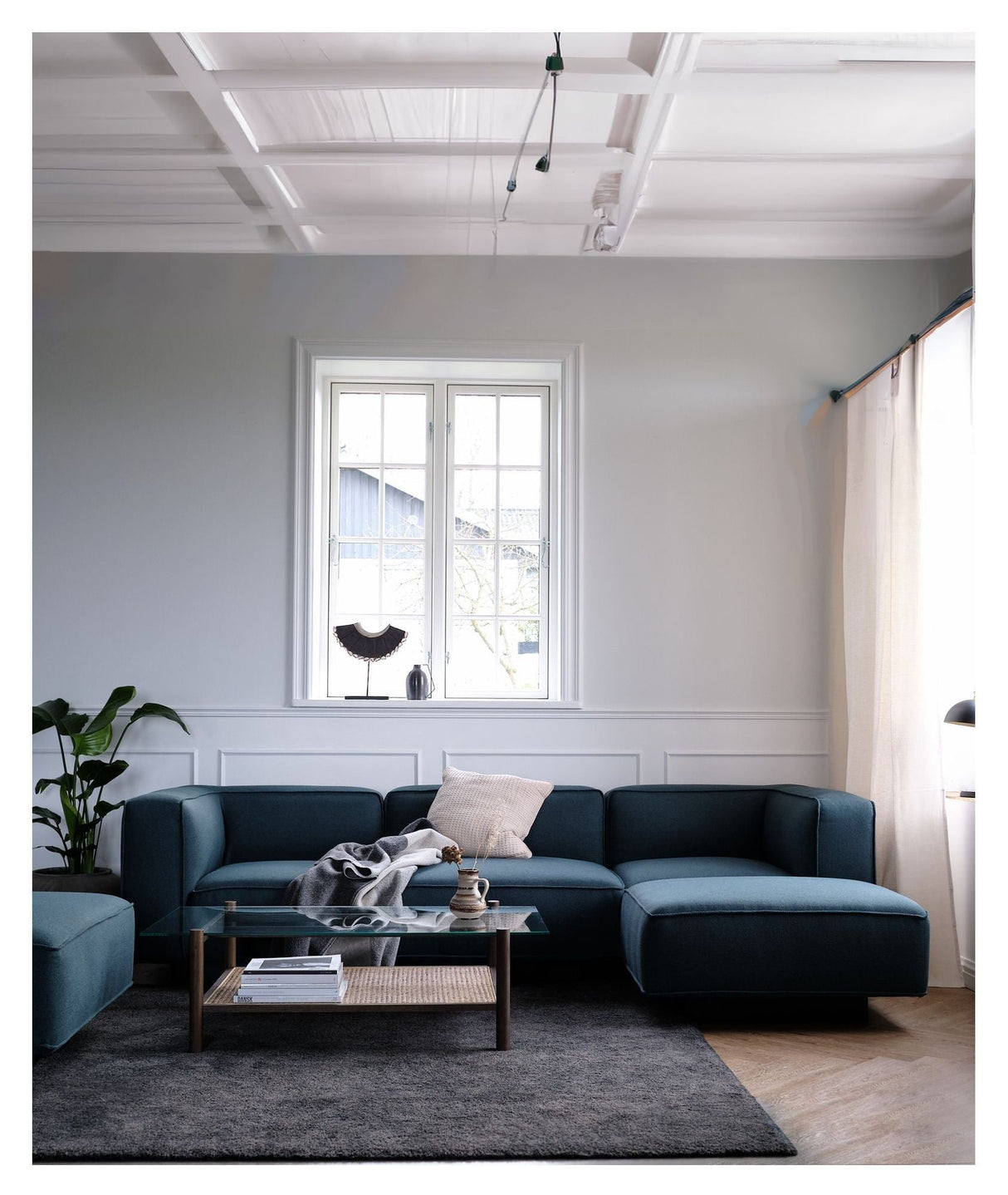 Neo Coffee table with glass plate and shelf in braid, Smoked oak