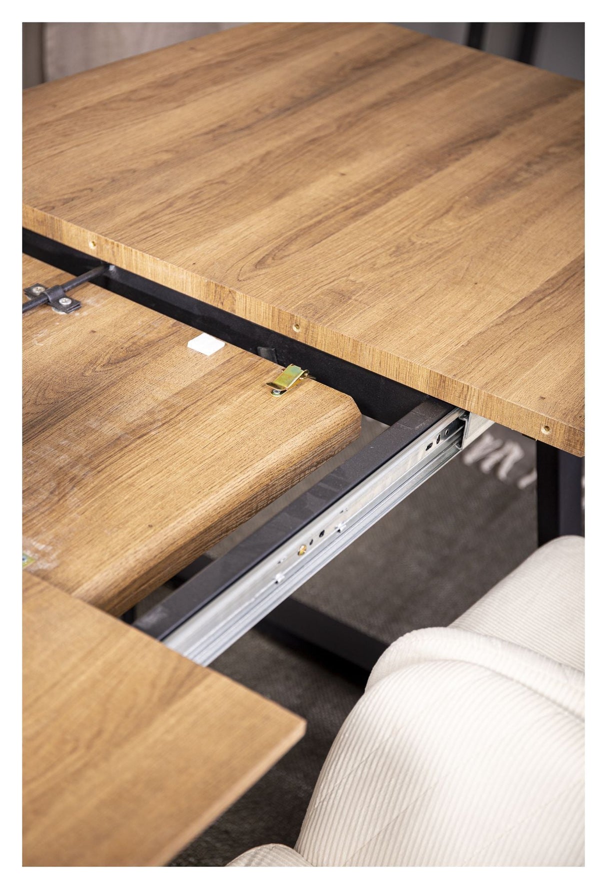 Inca Dining table with bow tie pull-out