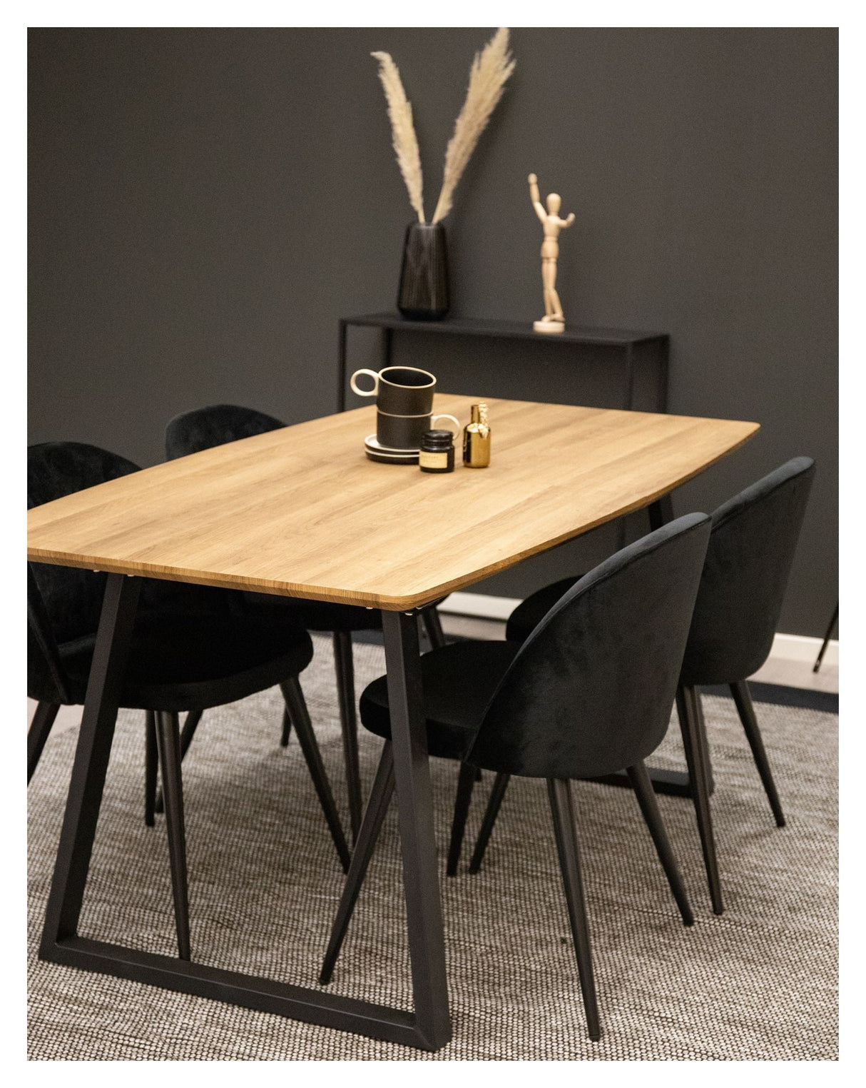 Inca Dining table with bow tie pull-out