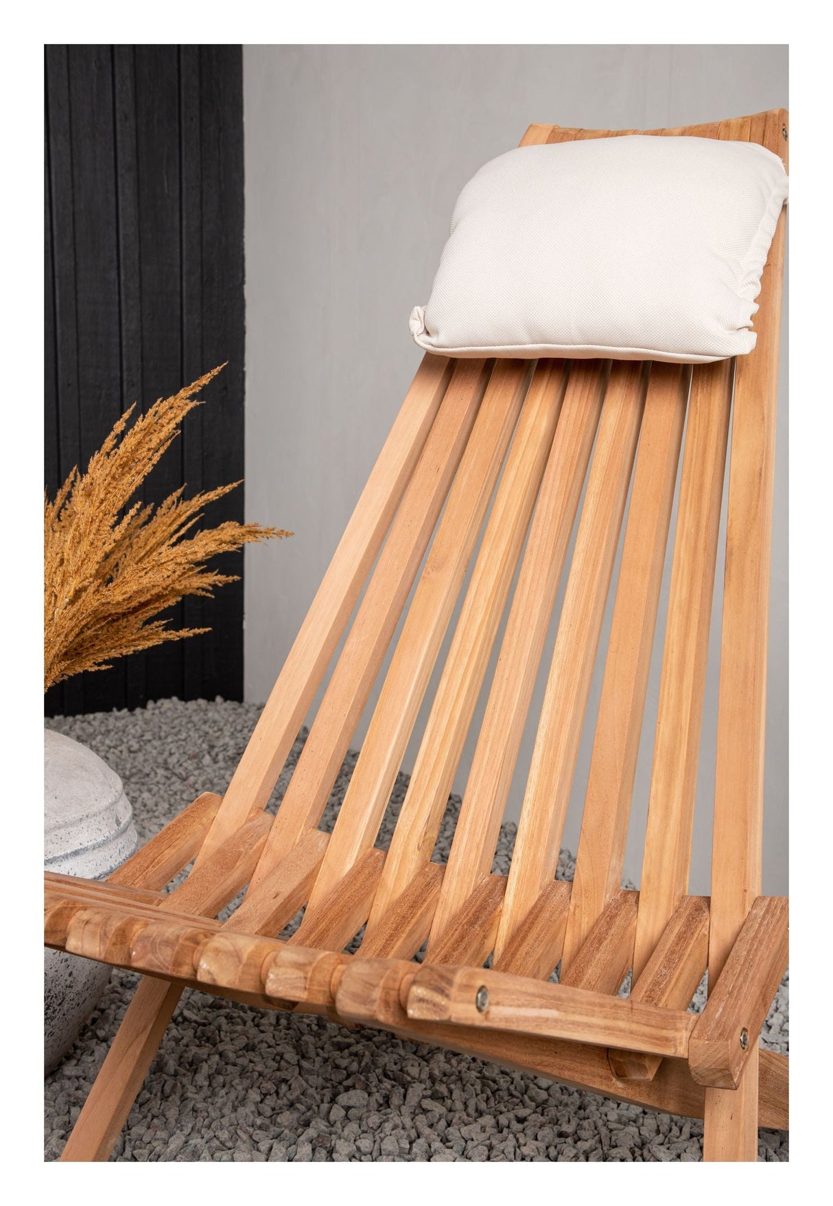 Lounge chair with beige pillow - Teak