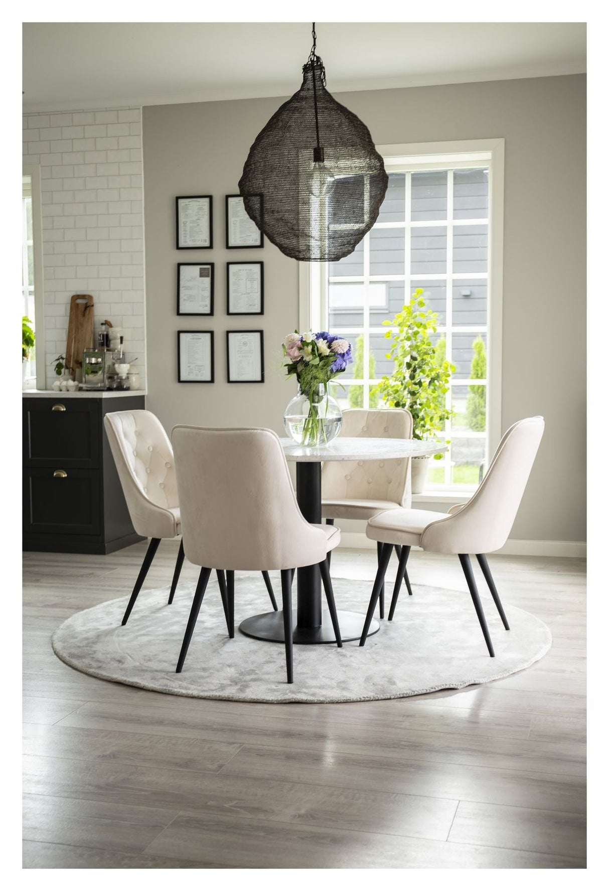 Razzia Dining table, White Terazzo with matte black foot, Ø106